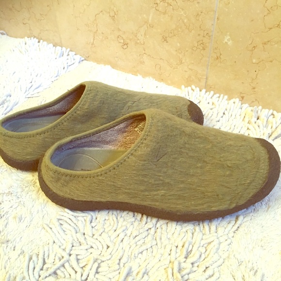 keen wool slip on clogs
